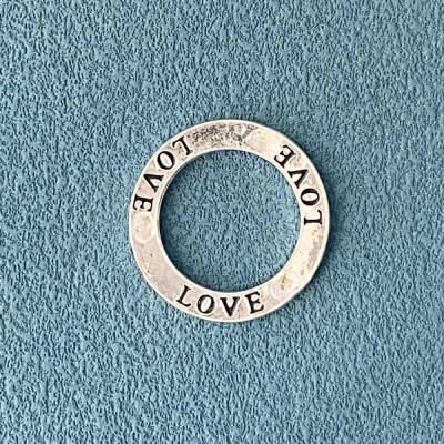 Кольцо-коннектор с надписью LOVE без отверстий, 22мм, античное серебро, 1шт